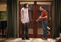 Two and a Half Men – Nachdem Charlie gestorben ist, erbt Alan (Jon Cryer, r.) dessen Haus, was er sich allerdings nicht leisten kann. Doch plötzlich, mitten in der Suche nach einem Käufer, trifft er auf den IT-Milliardär Walden Schmidt (Ashton Kutcher, l.), der sich gerade im Ozean ertränken wollte ...