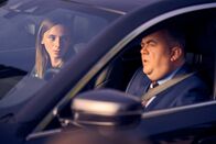 Heldt – Samantha Kühlwein (Carolyn Genzkow) berichtet Hauptkommissar Grün (Timo Dierkes) von ihren Beobachtungen am Morgen, bevor der, wegen einer bipolaren Störung sich in Behandlung befindende, Günther Lawniczak auf das Dach der Klinik gestiegen ist.