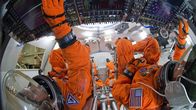 Spacetime – So würde der Start einer bemannten Mission im Raumschiff Orion aussehen: Die vier Astronauten sitzen übereinander.