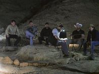 Das Geheimnis der Skinwalker Ranch – L-R: Erik Bard, Thomas Winterton,Bryant 'Dragon' Arnold, Kaleb Bench (2.v.r.), Jim Morse (r.)