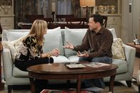 Two and a Half Men – Durch einen Streit mit Walden ist Alan (Jon Cryer, r.) gezwungen, bei ihm auszuziehen. Damit er nicht auf der Straße landet, hofft er, bei Lyndsey (Courtney Thorne-Smith, l.) unterzukommen ...