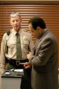 Monk – Der kauzige Sheriff Rollins (Scott Glenn, l.) bringt Adrian Monk (Tony Shalhoub, r.) hinter Schloss und Riegel, da er glaubt, Monk habe den Mörder seiner Frau umgebracht ...