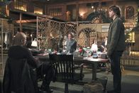 Navy CIS: L.A. – Brainstorming im Expertenkreis: Sam (LL Cool J), Hetty (Linda Hunt, M.) und Deeks (Eric Christian Olsen, r.) überlegen fieberhaft, wie sie den Maulwurf ausfindig machen können ...