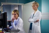 In aller Freundschaft – Dr. Lea Peters (Anja Nejarri, links) sucht nach der Ursache für den schweren Sturz ihres Patienten Rainer Heitz. Dieser leidet seit geraumer Zeit unter Schwindelattacken, die schließlich zu dem Unfall geführt haben. Da Lea jedoch keinen Grund finden kann, bittet sie Dr. Kathrin Globisch (Andrea Kathrin Loewig) um Mithilfe.