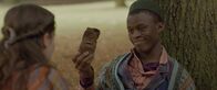 Theodosia – Will (Nana Agyeman-Bediako) hat das wertvolle Artefakt gesichert, ganz ohne Magie und zeigt es Theo (Eloise Little, l.).
