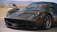Supercar Tech – Der Pagani Huayra beschleunigt in nur 3,3 Sekunden von 0 auf 100 Kilometer pro Stunde. Die 200 Stundenkilometer erreicht er in bereits in 8,4 Sekunden.
