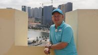 Verrückt nach Meer – Reiseleiter Bernd Wallisch während einer Führung durch Luanda. Er genießt die Aussicht von der Festung São Miguel. Sie befindet sich auf dem alten Berg von São Paulo und ist die erste in Angola erbaute Verteidigungsanlage. Sie wurde von Paulo Dias de Novais, dem ersten Gouverneur Angolas, gebaut.