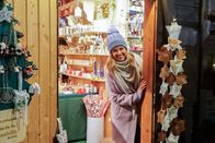 Hoagascht – Christina Ömmer schaut am Adventmarkt St. Leonhard aus einem Verkaufsstand raus