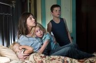 Der Baum – Angst vor dem Sturm: Dawn (Charlotte Gainsbourg) und ihre Kinder Charlie (Gabriel Gotting), Simone (Morgana Davies) und Lou (Tom Russell, re.).