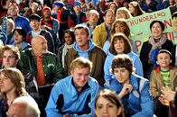 The Middle – Während Mike (Neil Flynn, mittlere Reihe 2.v.l.), Frankie (Patricia Heaton, mittlere Reihe 2.v.r.) und Brick (Atticus Shaffer, mittlere Reihe r.) Sues peinlichen Cheerleader-Auftritt beobachten, überrascht ein gewisser Jack Tracy (Casey Sander, mittlere Reihe l.) sie mit einer sensationellen Neuigkeit ...