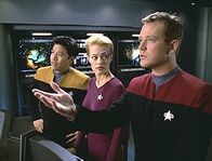 Star Trek - Raumschiff Voyager – Tom Paris (Robert Duncan,r.), Seven of Nine (Jeri Ryan) und Harry Kim (Garrett Wang,l.).