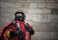 Montagskino im ZDF: Notre Dame in Flammen – Lieutenant Alexandre (Pierre Lottin) befindet sich mitten in einem Flammeninferno.