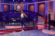 Wer weiß denn sowas? – Moderator Kai Pflaume (r.) mit Schauspieler Walter Sittler (M.).