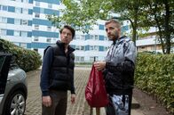 Großstadtrevier – Wirklich wohl ist Ronny Zielinski (Tonio Schneider, l.) nicht dabei, wieder Kontakt zu seinem früheren Komplizen Sven Rütger (Sebastian Klein, r.) zu haben, doch er benötigt dessen Hilfe.