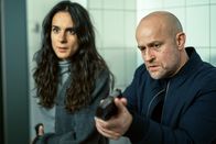 Jenseits der Spree – Mavi (Aybi Era) und Robert (Jürgen Vogel) haben den Täter in die Ecke gedrängt. Jetzt ist äußerste Vorsicht geboten.