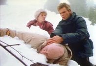 MacGyver – Im Schnee haben Natalie (Colleen Winton, l.) und MacGyver (Richard Dean Anderson, r.) den toten Barinov gefunden.