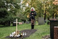 Cryptid – Ester (Maja Johanna Englander) trauert um ihre Freundin Tuva (Beata Borelius).