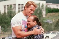 Twins - Zwillinge – Auch wenn er seinen Zwillingsbruder (Danny DeVito, r.) gleich beim ersten Treffen aus dem Knast holen muss, ist die Wiedersehensfreude bei dem muskulösen Genie Julius (Arnold Schwarzenegger, l.) ziemlich groß ...