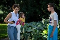 Schloss Einstein – Frau Levins (Janina Elkin, li. mit Fridolin Sommerfeld, re.) Tochter ist ganz schön auf Zack.