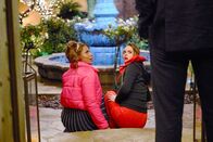 Single Parents – (v.li.): Kimrie Lewis (Poppy Banks), Leighton Meester (Angie D’Amato).