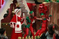2 Broke Girls – So hat sich der Feiertags-Fan Caroline (Beth Behrs, r.) ihren Job als kinderbeschenkende Weihnachtselfe beim besten Willen nicht vorgestellt: Die Streitereien mit ihrer Kollegin eskalieren und scheinen das Weihnachtsfest zu ruinieren. Ob sich noch alles zum Guten wendet?; So hat sich der Feiertags-Fan Caroline (Beth Behrs, r.) ihren Job als kinderbeschenkende Weihnachtselfe beim besten Willen nicht vorgestellt: Die Streitereien mit ihrer Kollegin eskalieren und scheinen das Weihnachtsfest zu ruinieren. Ob sich noch alles zum Guten wendet?