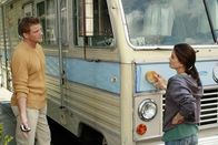 Desperate Housewives – Tom (Doug Savant, l.) ist besorgt und fragt Susan (Teri Hatcher, r.), die gerade dabei ist ihr neues Heim einzurichten, ob sie etwas von Lynette gehört hat ...