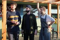 Zu Tisch ... – Zu Tisch Snowdonia – Wales Jack, Finn und Steff vor ihrem Laden in Snowdonia Copyright: SRF/Berlin Producers/Axel Lischke
