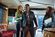 Castle – Ein Kamerateam am Tatort, das gefällt Javier Esposito (Jon Huertas, M.) gar nicht. Kate Beckett (Stana Katic, l.) und Lanie Parish (Tamala Jones, r.) müssen ihren Kollegen zurückhalten ...