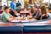 Modern Family – Rico Rodriguez (Manny Delgado), Billy Crystal (Billy Crystal), Sofía Vergara (Gloria Delgado).