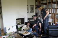 Notruf Hafenkante – Melanie (Sanna Englund, r.) und Mattes (Matthias Schloo, M.) werden zu einem Einsatz gerufen: Der Reporter Uwe Frosch alias Froschauge (René Dumont, l.) ist überfallen worden. Was haben die Täter gesucht?