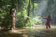 The Lost City - Das Geheimnis der verlorenen Stadt – Loretta (Sandra Bullock) schlägt Alan (Channing Tatum) eine Flucht durch den Fluss vor, um ihre Verfolger abzuschütteln.