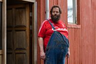 Gletschergrab – Farmer Einar (Ólafur Darri Ólafsson) weiß genau, dass das Auftauchen der CIA Gefahr bedeutet.