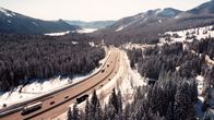 Abenteuer Straße – Jährlich ziehen die „Rockies“ viele Besucher an, vor allem die Nationalparks Yellowstone und Yosemite sind sehr beliebt. Doch im Winter können die eisigen Bergstraßen zur Todesfalle werden.