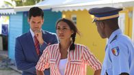 Death in Paradise – Dwayne Myers (Danny John-Jules, l.), Oliver (Stefano Braschi, 2.v.l.), Florence Cassell (Joséphin Jobert, M.) und J.P. (Tobi Bakare, r.) ermitteln.