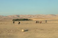 Weltspiegel-Reportage – Dennoch versuchen viele Venezolaner und Kolumbianer die Atacama-Wüste zu durchqueren. Darunter sind auch Familien mit Kindern. 2021 waren Migranten bei diesem Versuch ums Leben gekommen.