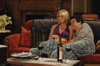 How I Met Your Mother – Ted (Josh Radnor, r.) hängt bei Tiffany (Carrie Underwood, l.) total am Haken und würde alles für sie tun. Tiffany dagegen interessiert sich nicht besonders für ihn, hält ihn aber sicherheitshalber hin, da er gelegentlich gut zu gebrauchen ist ...