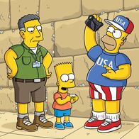 Die Simpsons – Ned Flanders hat es sich zur Aufgabe gesetzt, Homer (r.) endlich zu bekehren und ihn zu einem anständigen Menschen zu machen. Daher lädt er ihn und seine Familie zu einer Pilgerreise nach Jerusalem ein. Homer ist jedoch völlig unbeeindruckt von der Heiligkeit des Ortes und benimmt sich daneben wie immer ...