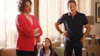 Law & Order: Special Victims Unit – Die Fassade des angeblichen Familienglücks beginnt schon bald zu bröckeln: Es stellt sich heraus, dass Pamela (Joan Cusack, l.) und Kevin Burton (Peter Strauss), ihrer Adoptivtochter Mackenzie (Bailee Madison) einen Computerchip in den Arm implantieren ließen.