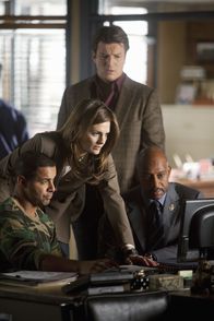 Castle – Javier Esposito (Jon Huertas, l.) zeigt Kate Beckett (Stana Katic, 2.v.l.), Castle (Nathan Fillion, 2.v.r.) und Roy Montgomery (Ruben Santiago-Hudson, r.) einen Hinweis darauf, dass sie den falschen Mann verdächtig haben ...