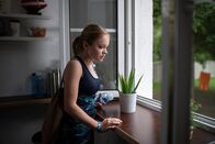 Schloss Einstein – Am Einstein bleibt selten ein Geheimnis geheim. Cäcilia (Carlotta Weide) belauscht ein Gespräch.