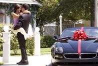 Desperate Housewives – Gabrielle (Eva Longoria, l.) hat es satt, dass Carlos (Ricardo Antonio Chavira, r.) selten zu Hause ist und immer nur Geschenke bringt. Doch dann steht ein neuer Wagen vor der Tür ...