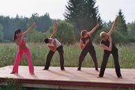 Tele-Gym – Johanna Fellner mit ihrem Team. Von links: Johanna Fellner, Clemens Heinle, Andreas Graf und Matthias Möller bei den Rückenübungen.