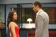 Community – Auch Jeff (Joel McHale, r.) hätte sich nicht träumen lassen, dass er vor der ehrgeizigen Annie (Alison Brie, l.) seinen Abschluss am Community- Collage in den Händen halten wir ...