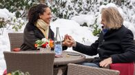 Sturm der Liebe – Nicole (Dionne Wudu, l. mit Erich Altenkopf, r.) ist erleichtert, als die Erinnerung sie einholt und will Erik davon abhalten, ein Geständnis abzulegen.