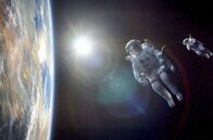 Gravity – Nach der Zerstörung ihres Space Shuttles nähern sich Kowalski (George Clooney ) und Stone (Sandra Bullock) dank eines Drüsenrucksacks der russischen ISS.