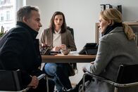 SOKO Leipzig – Jan Maybach (Marco Girnth, l.) und Ina Zimmermann (Melanie Marschke, r.) führen die Ermittlungen in die Praxis von Mila Haverkamp (Charlotte Bohning, M.), in der die Mukoviszidose-Erkrankung der tödlich verunglückten jungen Frau behandelt wurde. Von ihr erfahren die beiden, dass die junge Frau sich in einen anderen Patienten verliebt hatte.