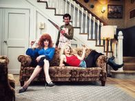 Sketch History – Ted Bundy (Matthias Matschke, M.) lebt mit seiner Frau Elisabeth (Judith Richter, l.) und seiner Tochter Molly (Nora Islei, r.) das ruhige Leben eines Serienkillers.
