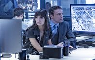 APB – Ada Hamilton (Caitlin Stasey, l.); Gideon Reeves (Justin Kirk, r.)