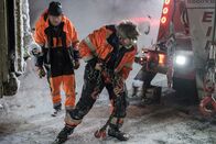 Ice Road Rescue - Extremrettung in Norwegen – Björn bewegt die Ketten, die er bei der Rettung benutzt hat.