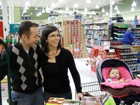 Couponing Extrem – Chris and Ashley at checkout.